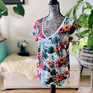 NWT Guess Bali Floral Tropics V-Neck Short Sleeve Tee, Size Large